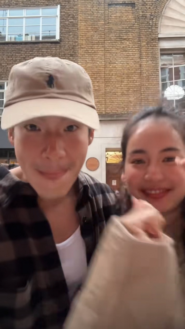 อาเล็ก บินเซอร์ไพรส์ โบว์ ถึงลอนดอน