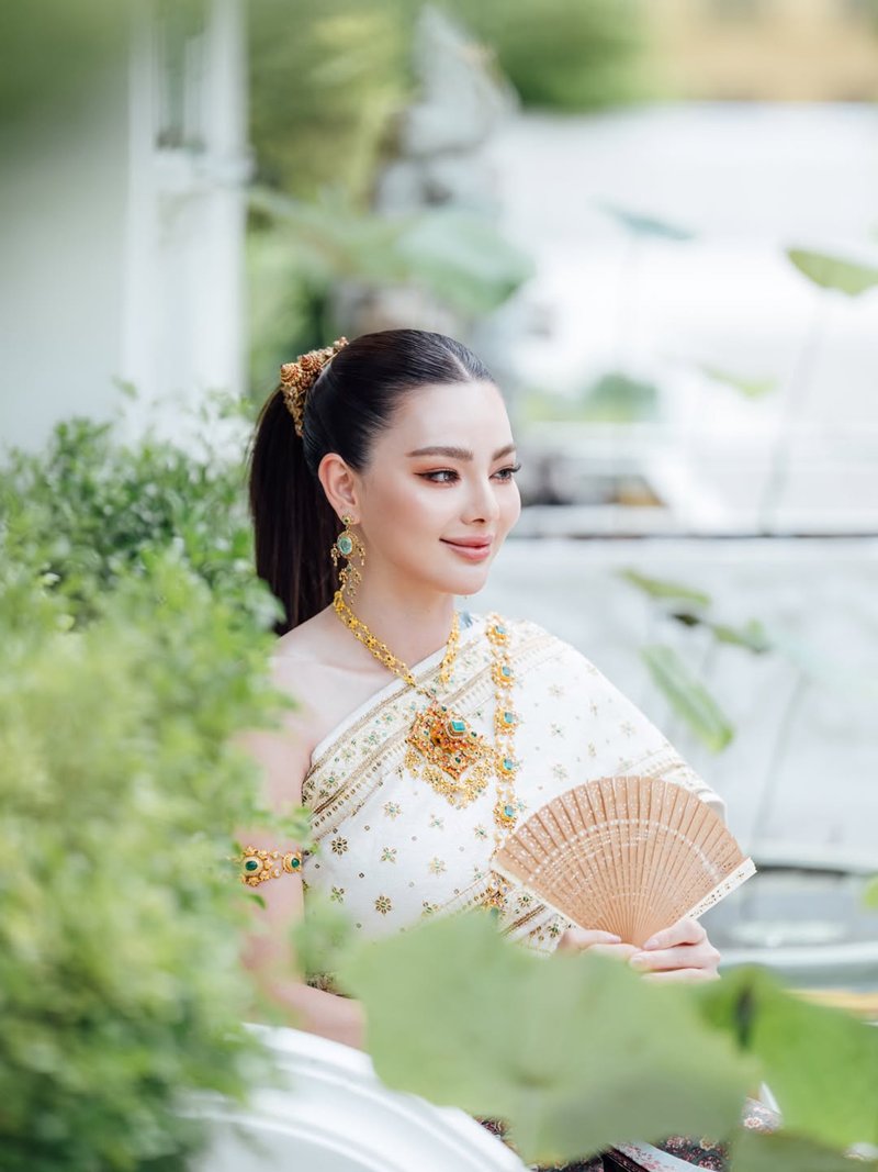 ดิว อริสรา สวมชุดไทย ควง วู้ดดี้ ล่ำซำ ทำบุญ เผยรูปคู่ครั้งแรก เหมาะสมกันสุด ๆ