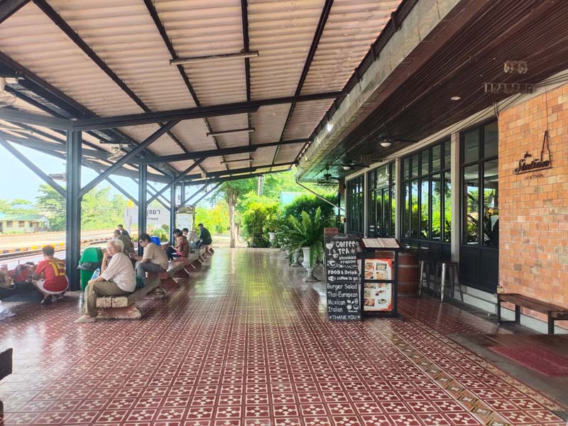 นั่งรถไฟไปเที่ยวอยุธยา