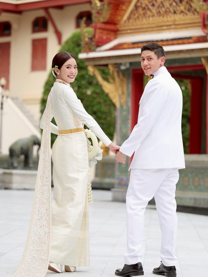 มาแล้ว.. ภาพแต่งงาน มายด์ ลภัสลัล สวมชุดไทยงดงาม เข้าพิธีสมรส ทายาทสิงห์ 