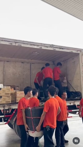 ชมพู่ อารยา ไม่อยู่เฉย ! ส่งของบริจาคชายแดน ไทย-กัมพูชา