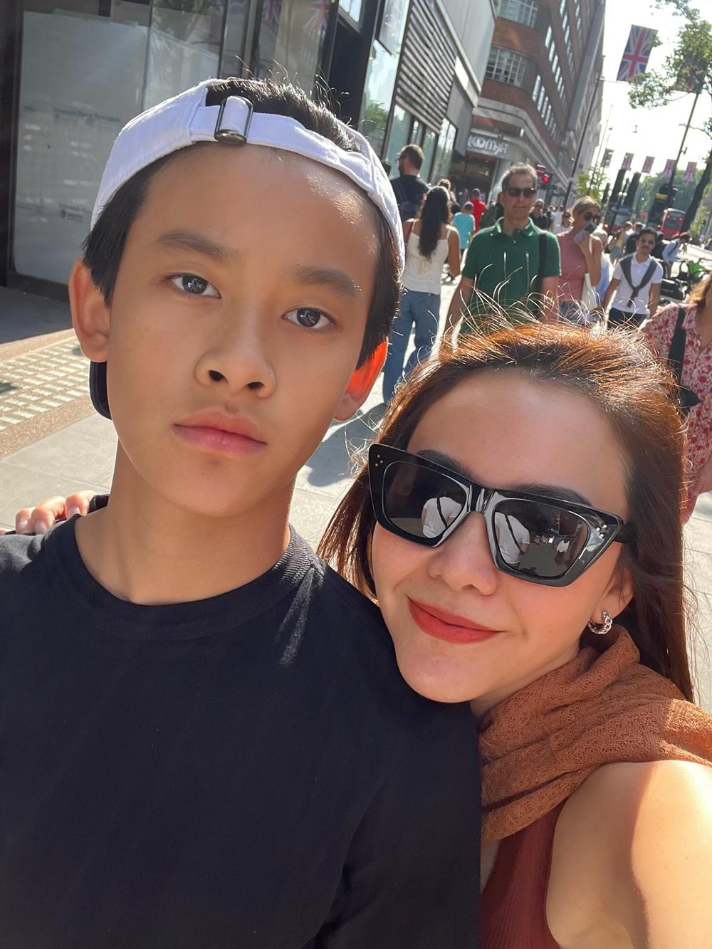 น้องนพ ลูกชาย นาเดีย โสณกุล บินเรียนต่อ Harrow อังกฤษ ลองยูนิฟอร์มหล่อเท่สมฐานะ 