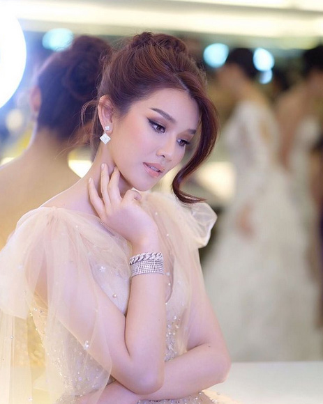 จุ๊บจิ๊บ ธนพร