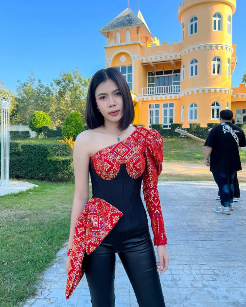 แฟชั่นชุดร้องเพลง