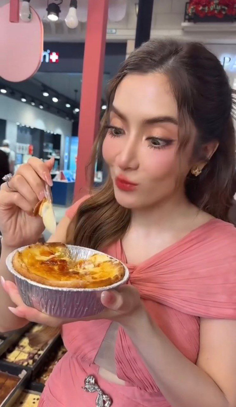 พิ้งกี้ สาวิกา โพสต์คลิปกินแซ่บ แต่คนหลุดโฟกัส