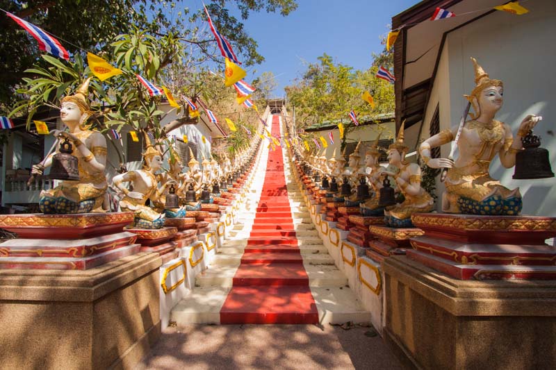 ทางเดินที่มีรูปปั้นเทวดา วัดพระบาทน้ำพุ จ.ลพบุรี 