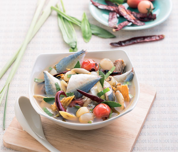 ต้มโคล้งปลาทูสมุนไพร