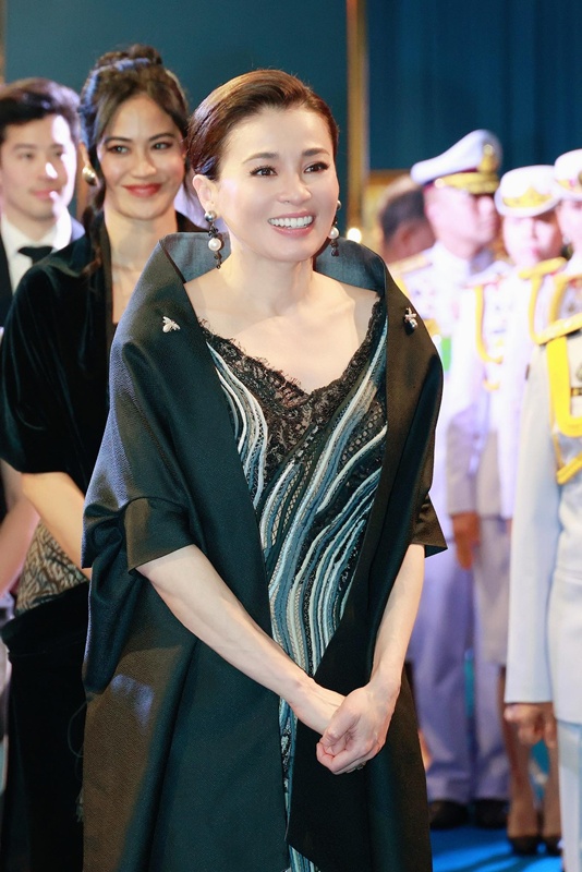 พระราชินี ทอดพระเนตรนิทรรศการ และงานแสดงแฟชั่นโชว์