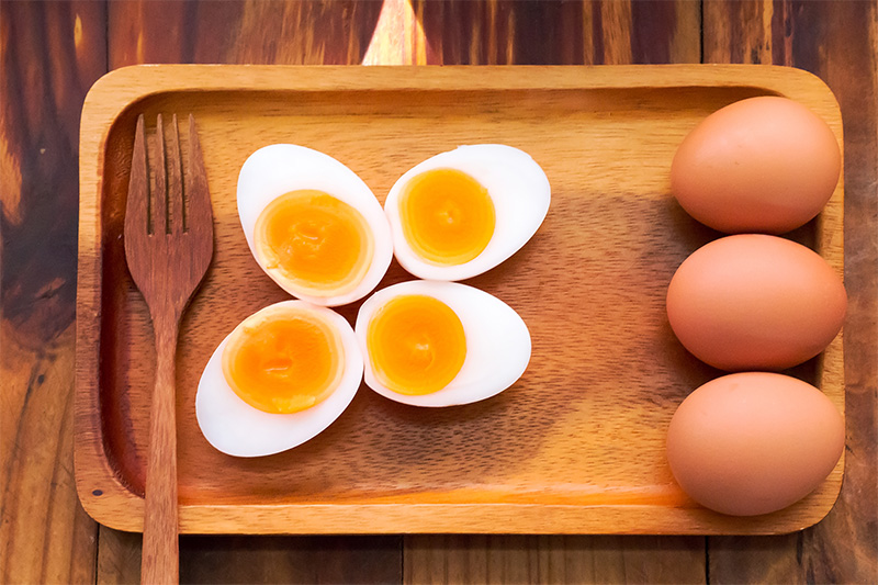 การต้มไข่ยางมะตูม พร้อมเคล็ดลับเด็ดต้มให้ไข่เยิ้มเหมือนซื้อที่ร้าน