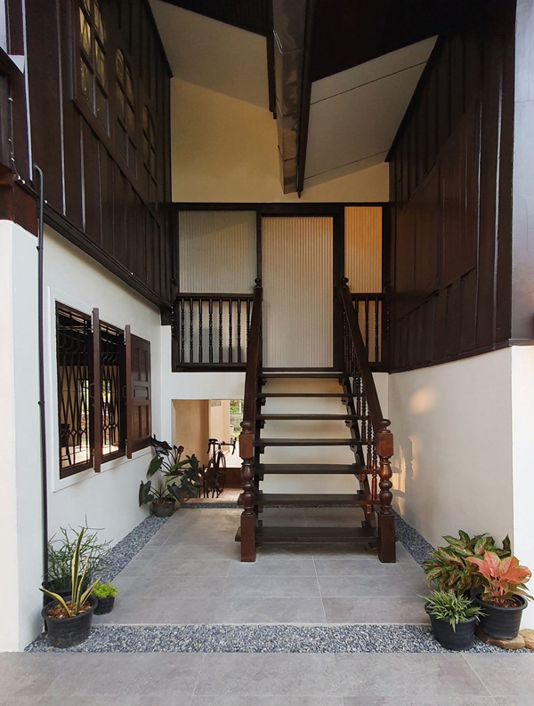 รีโนเวทบ้านครึ่งปูนครึ่งไม้ ทางเข้าบ้าน