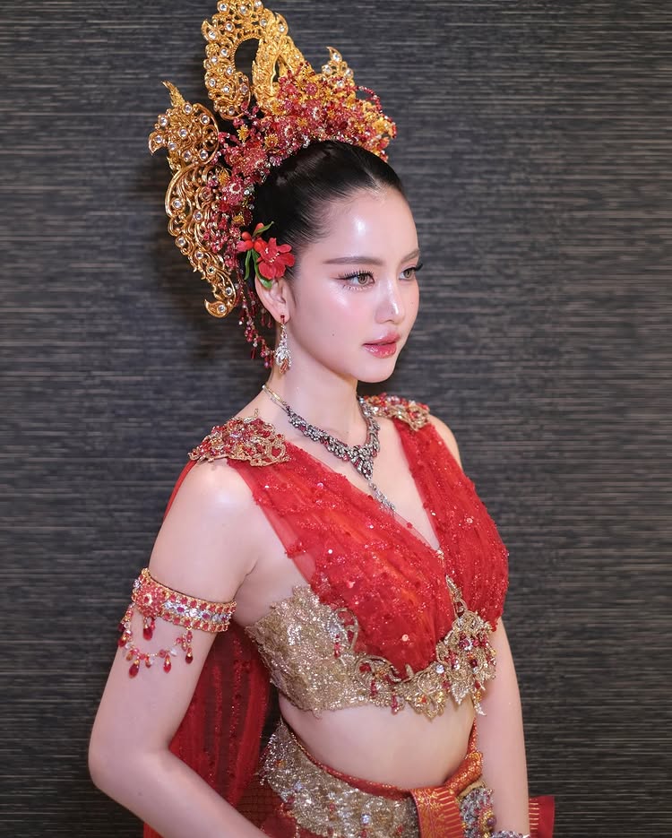 โบว์ เมลดา สวมชุดไทย ร่วมขบวนแห่นางสงกรานต์