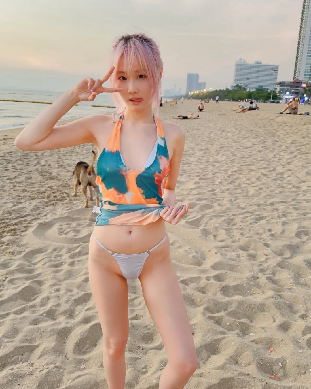 พลอยหมวย ไอดอลสาวเอวบางร่างน้อย แห่ง OnlyFans