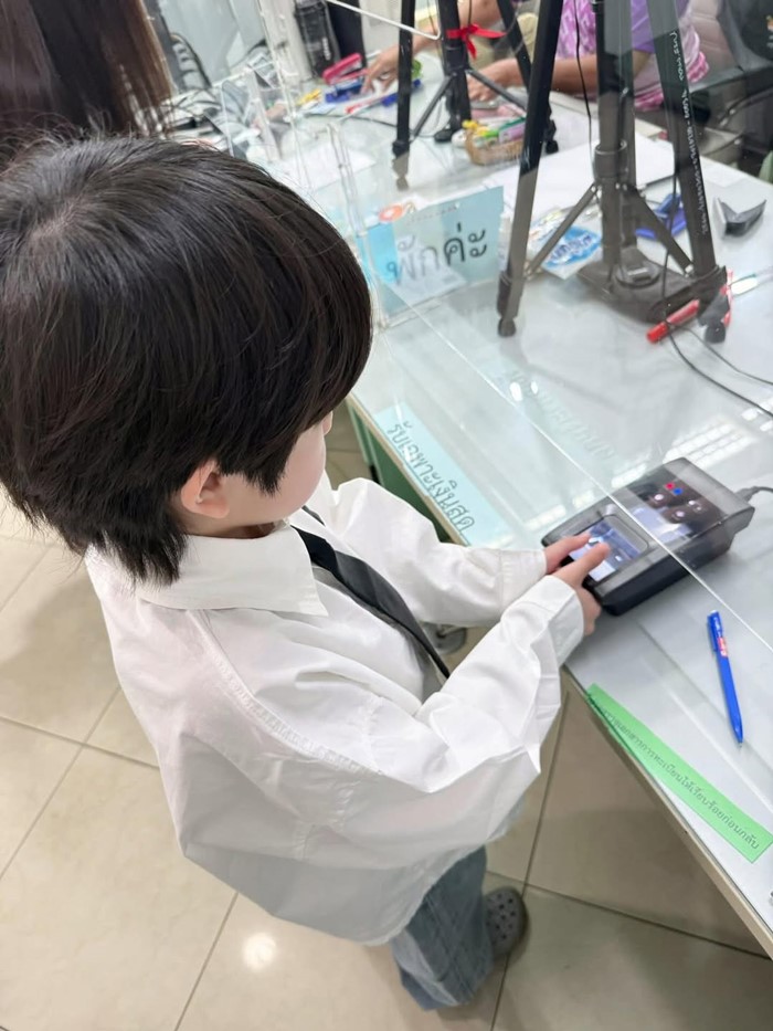 ลูกชายบอย โชคชัย ทำบัตรครั้งแรกในวัย 7 ขวบ หน้าตาหล่อมาก