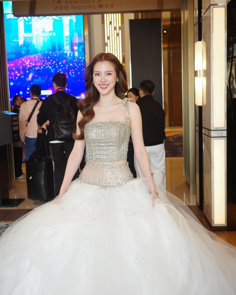 ใบเฟิร์น พิมพ์ชนก ขึ้นรับรางวัลที่จีน อวดออร่าสะพรั่ง