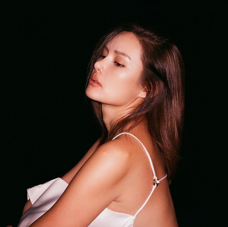 หญิง รฐา