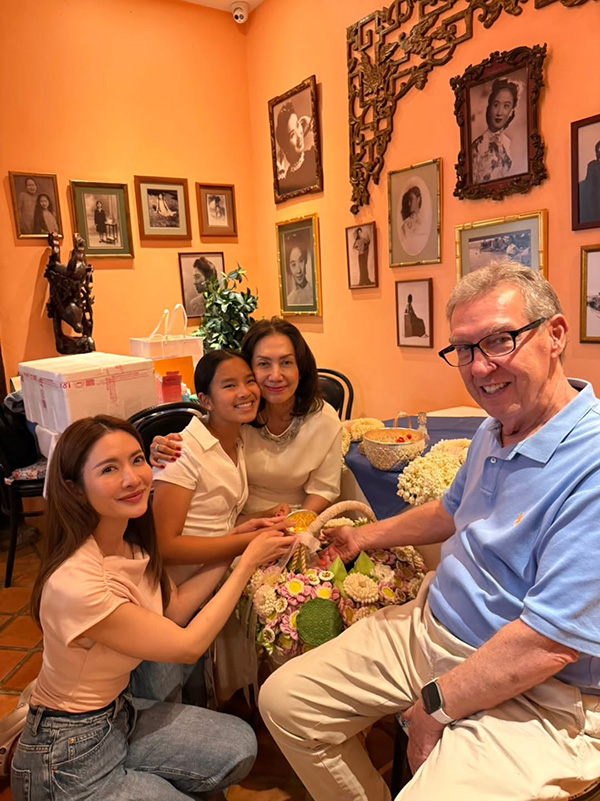 แอฟ ทักษอร จัดงานวันเกิดให้คุณแม่