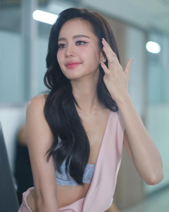 โบว์ เมลดา แฟชั่นชุดเดรสแหวกข้างโชว์ชุดชั้นใน