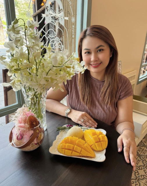 จูน เพ็ญชุลี ประวัติ