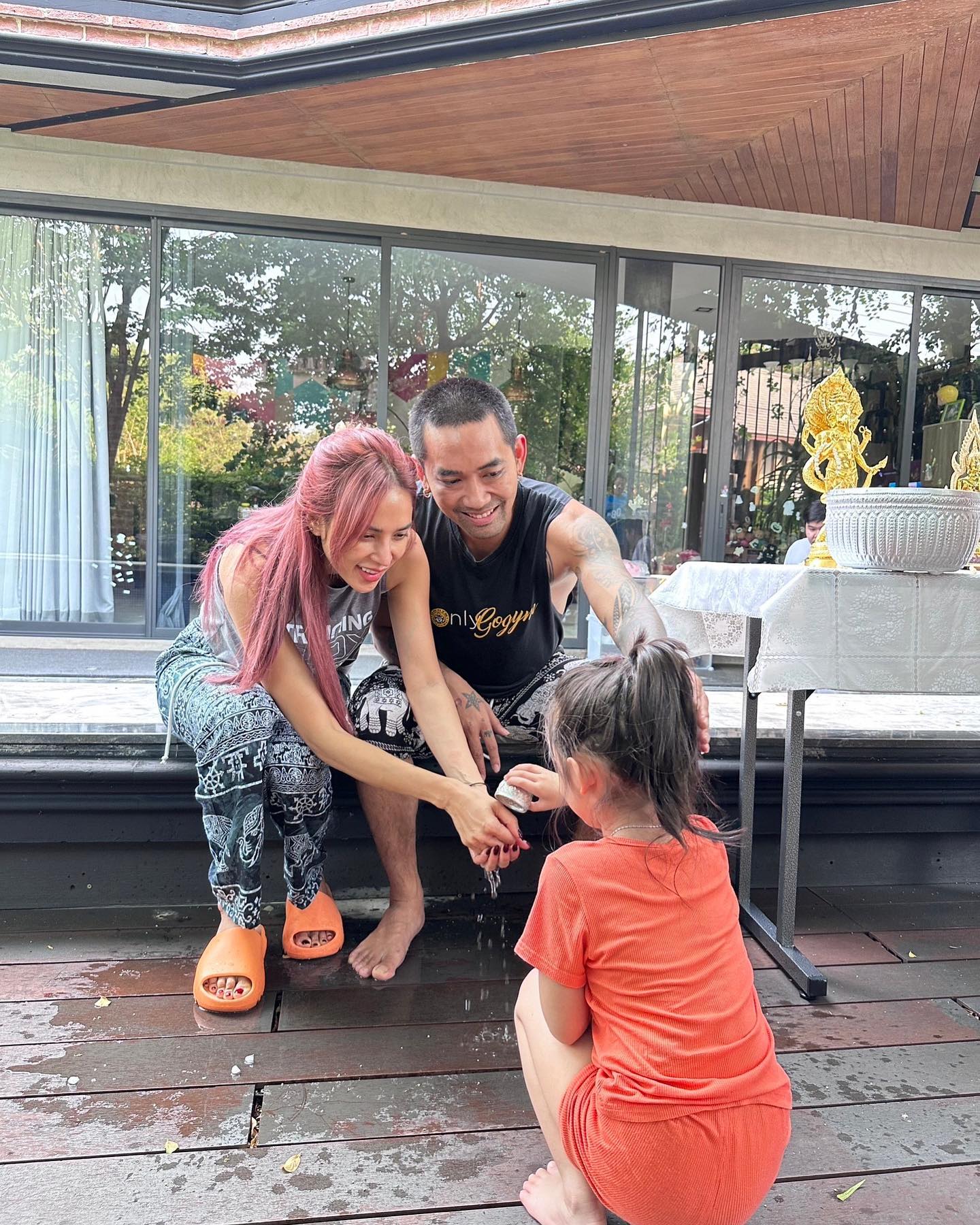  บอล กฤษณะ อุ้ม ลักขณา 