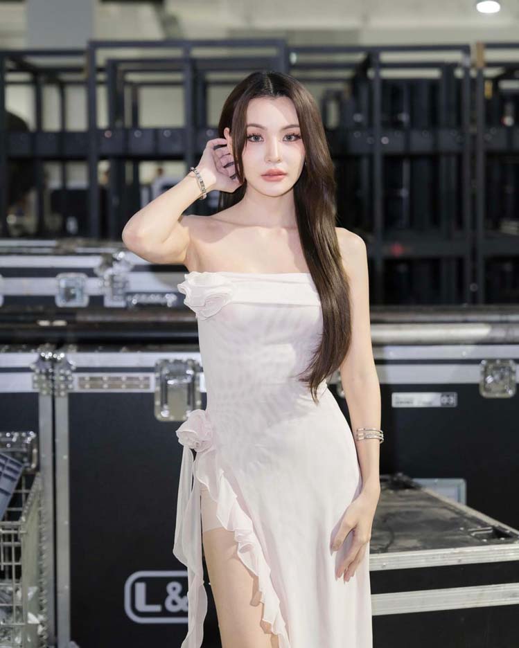 กระปุก พลอยนิรา