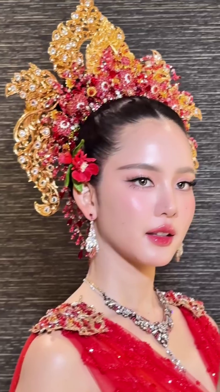 โบว์ เมลดา สวมชุดไทย ร่วมขบวนแห่นางสงกรานต์