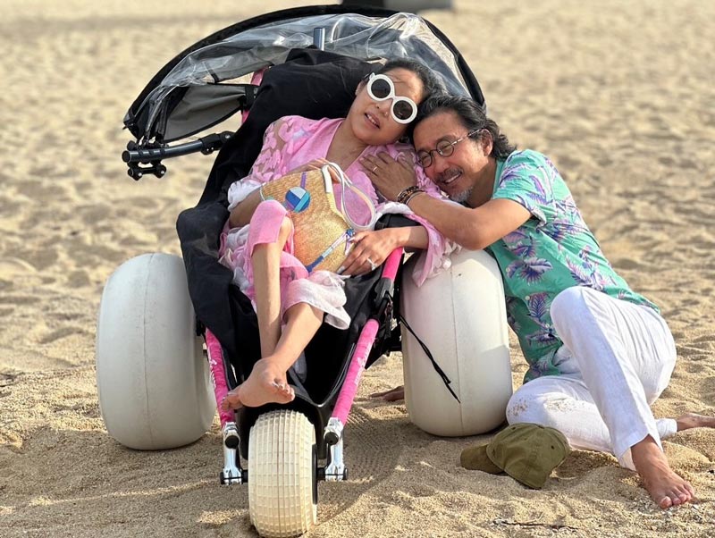 นายพลดอลล่าร์ ควงภรรยา คุณหญิงบัว พักผ่อนริมทะเล