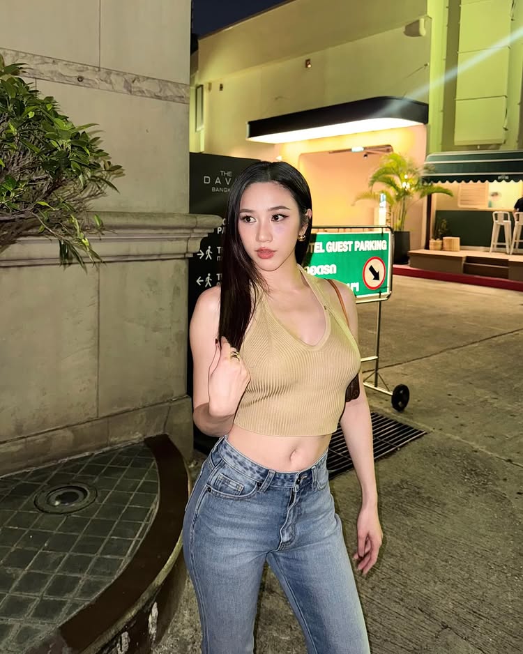 พลอย รัญดภา กับชุดกินข้าวแกงสุดเซ็กซี่ แนบเนื้อทุกอณู