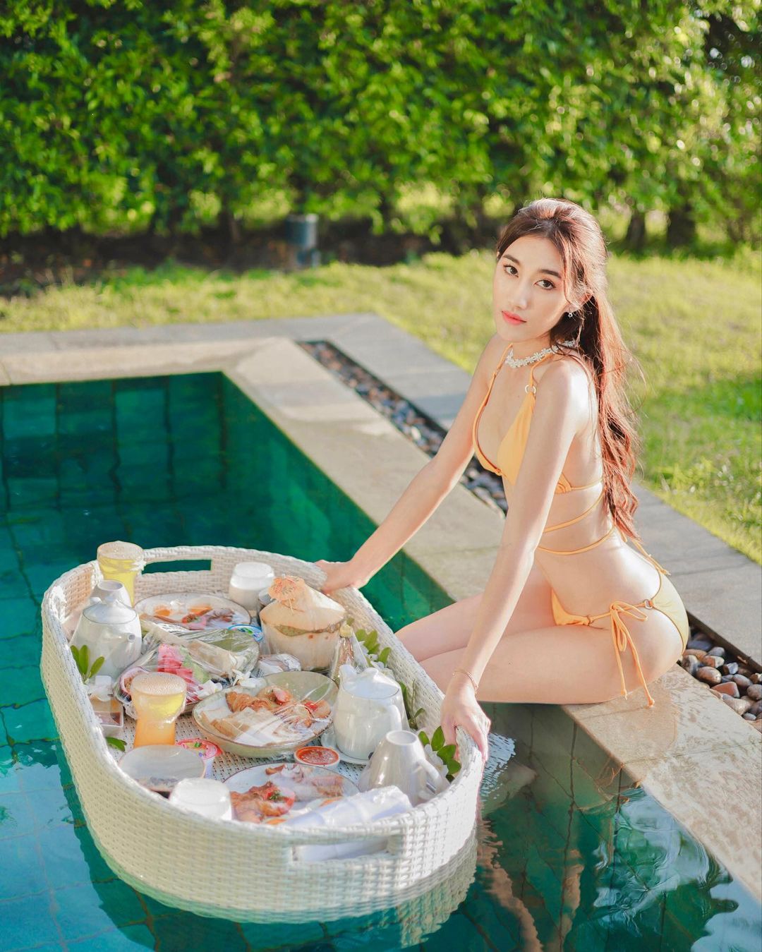 เบส รักษ์วนีย์