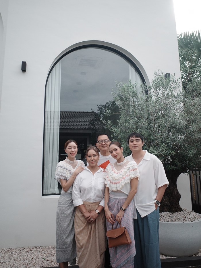  อุ้ม ลักขณา นิวเคลียร์ หรรษา ฉลองวันเกิดคุณแม่ม่วย สมปอง