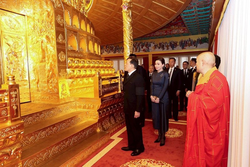 พระราชินีสุทิดา ทรงฉลองพระองค์งดงามระหว่างเสด็จเยือนจีน