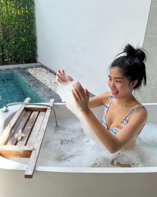 ก้อย อรัชพร กับ 15 ภาพชุดว่ายน้ำเซ็กซี่เบา ๆ สไตล์หมวยแซ่บ