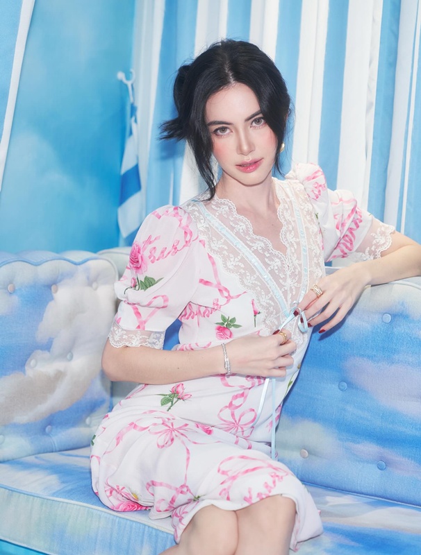 ใหม่ ดาวิกา ชุดสีทองสวยจึ้งดุจนางพญา