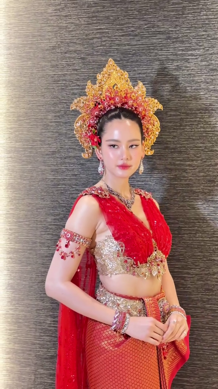 โบว์ เมลดา สวมชุดไทย ร่วมขบวนแห่นางสงกรานต์