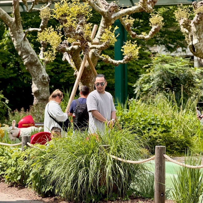 เซบาสเตียน ลี พาลูก ๆ เที่ยวสวนสนุกที่เยอรมนี