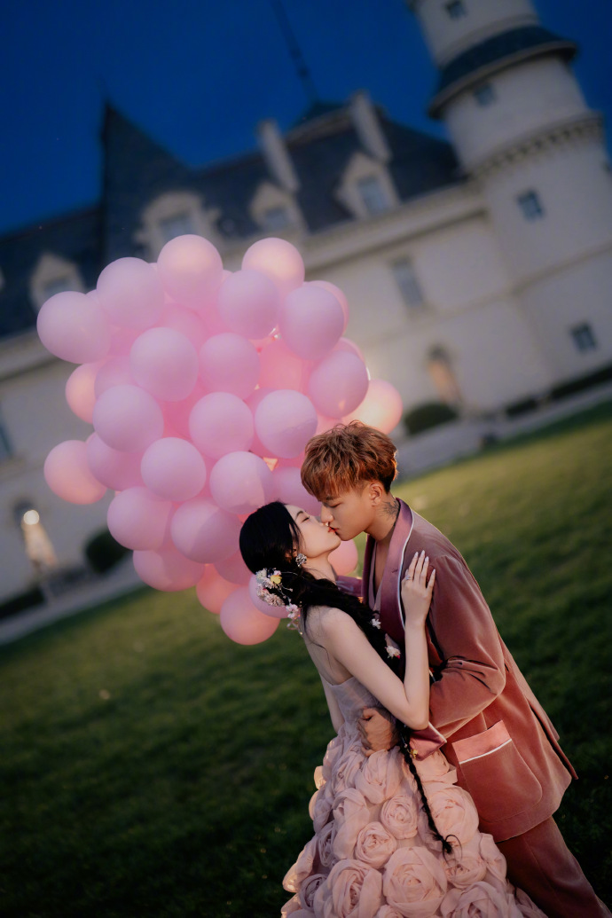 หวงจื่อเทา เปิดภาพพรีเวดดิ้ง สวีอี้หยาง สวยหรูอลังการ