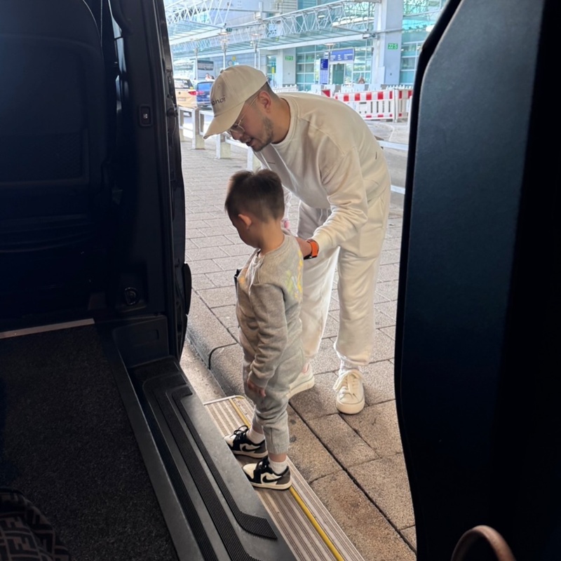 เซบาสเตียน ลี พาลูก ๆ เที่ยวสวนสนุกที่เยอรมนี