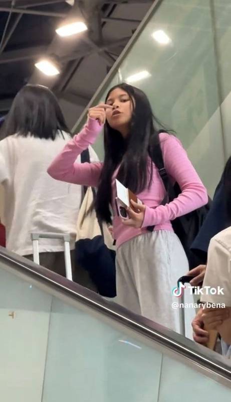 นานา เผยโมเมนต์ส่งลูก ๆ บิน ตปท. 