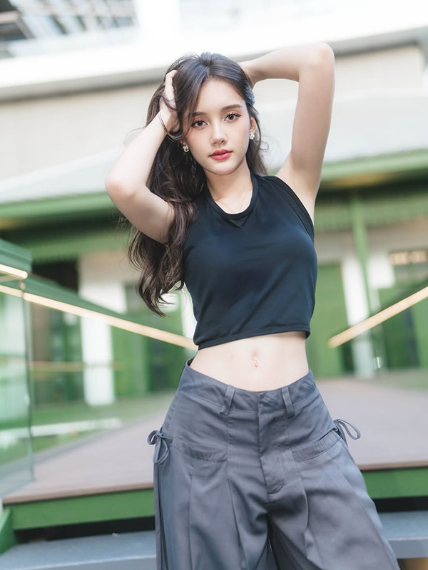 ลิซ่า อลิซา นางเอก สาวไทยข้ามภพป่วนใจแม่ทัพ