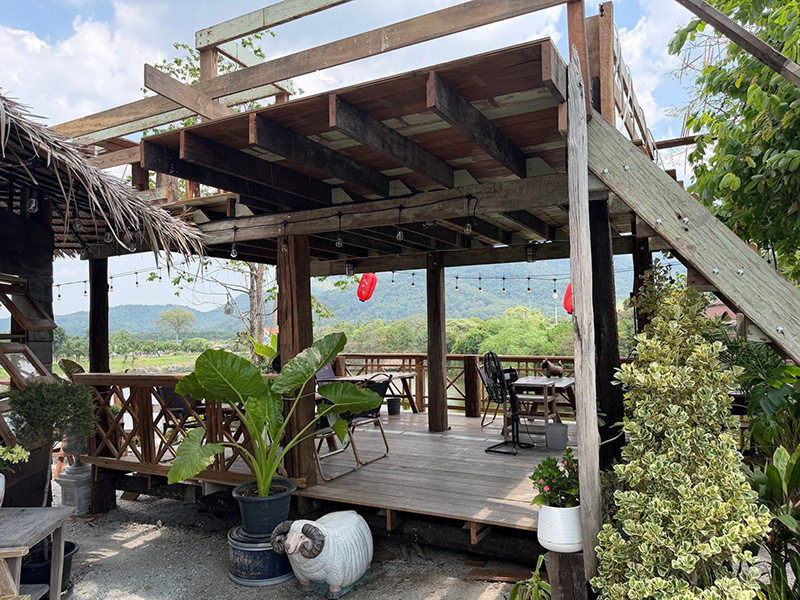 สระ ลาน ลม คาเฟ่วิวภูเขา