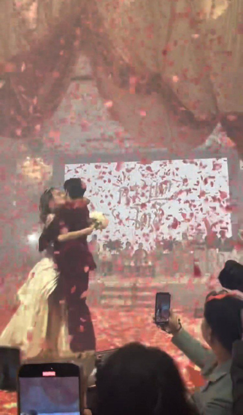 โตชิ ทำเซอร์ไพรส์ คุกเข่าขอ กระแต อาร์สยาม แต่งงาน