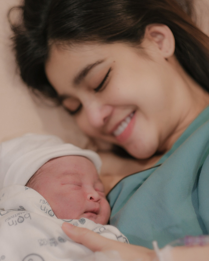 แบม ไพลิน คลอดลูกสาวคนแรก 