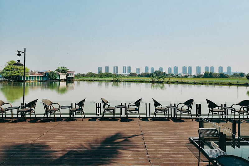 คาเฟ่ริมทะเลสาบ