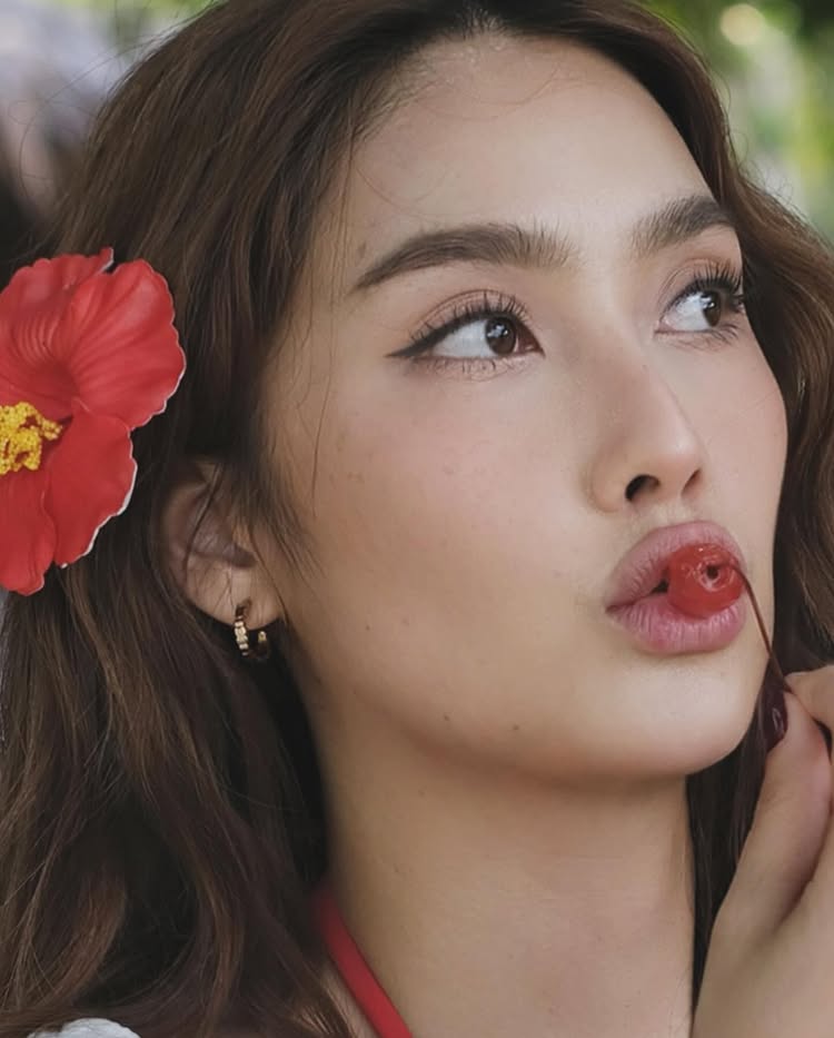 ฮาน่า ลีวิส สาดซีนแซ่บ อวดหุ่นเผ็ดไฟลุก ด้วยชุดบิกินี่สีแดงสด