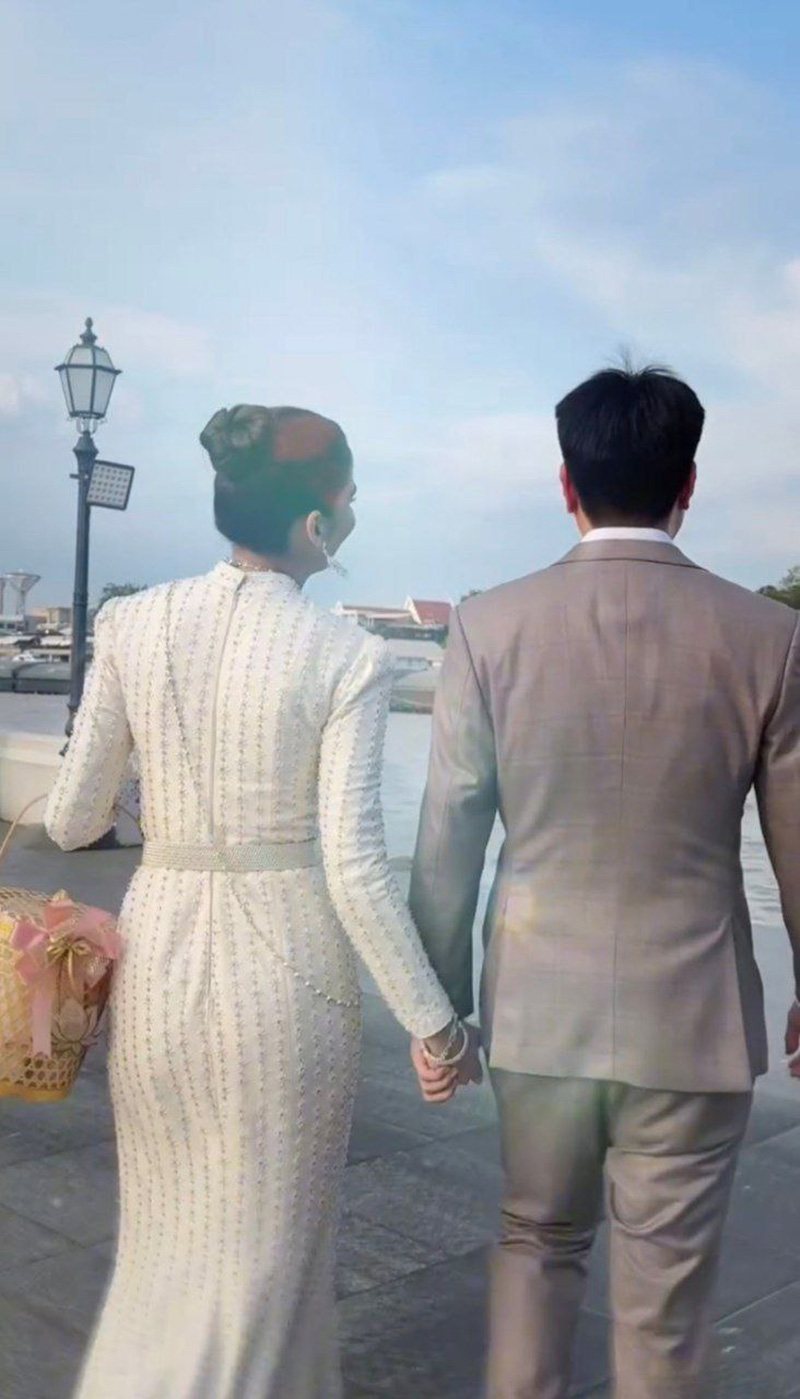 จีน่า วิรายา ใส่ชุดไทยจับมือหนุ่มข้างกายทำบุญ