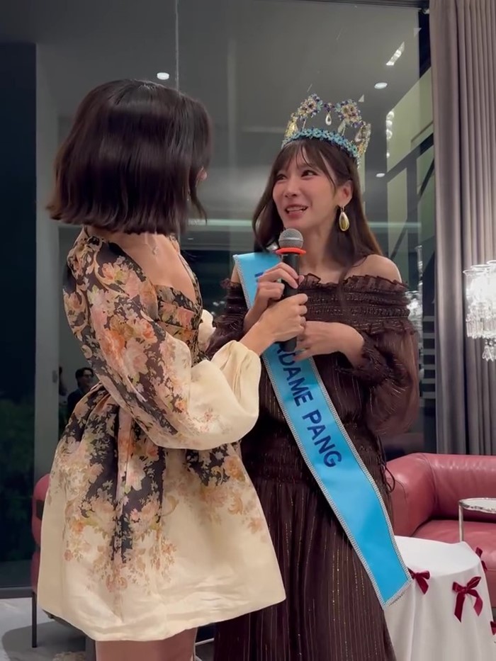 ส่องของขวัญ อั้ม พัชราภา จับสลากปีใหม่ มาดามแป้ง ได้อะไร 