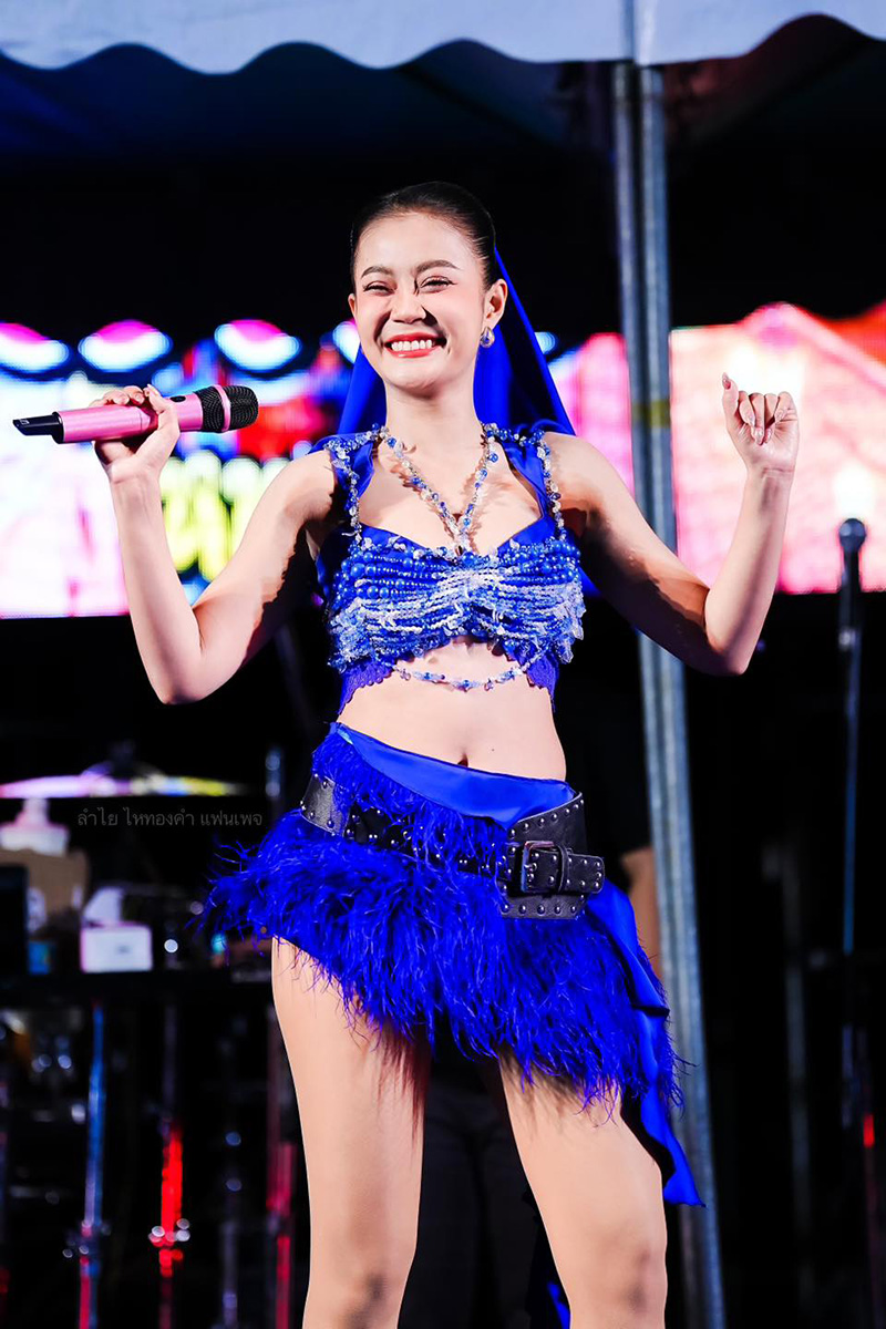 ลำไย ไหทองคำ ฟาดคนแซะใส่ชุดโชว์จุกโผล่