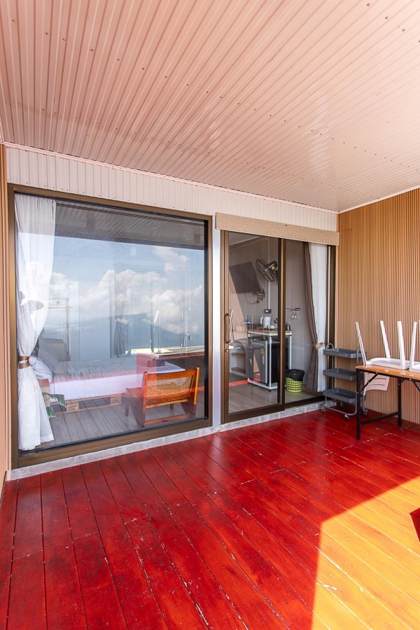 ระเบียงหน้าห้องพัก หลงเขาแคมป์ ภูทับเบิก