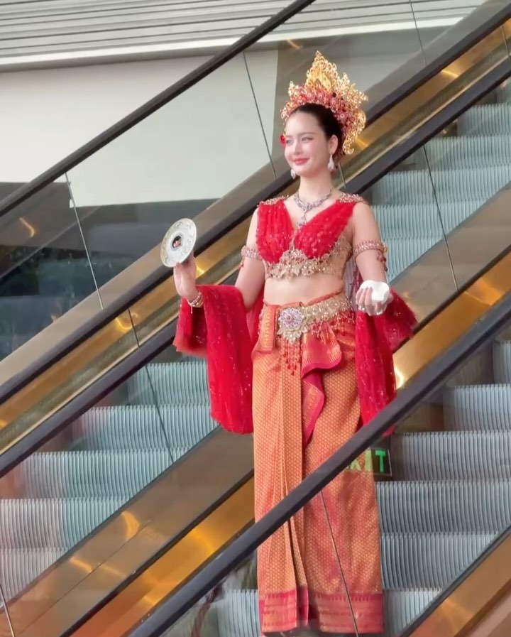 โบว์ เมลดา สวมชุดไทย ร่วมขบวนแห่นางสงกรานต์