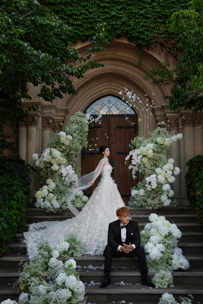 หวงจื่อเทา เปิดภาพพรีเวดดิ้ง สวีอี้หยาง สวยหรูอลังการ