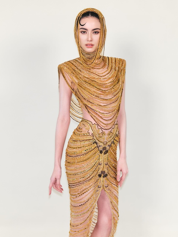 ใหม่ ดาวิกา ชุดสีทองสวยจึ้งดุจนางพญา